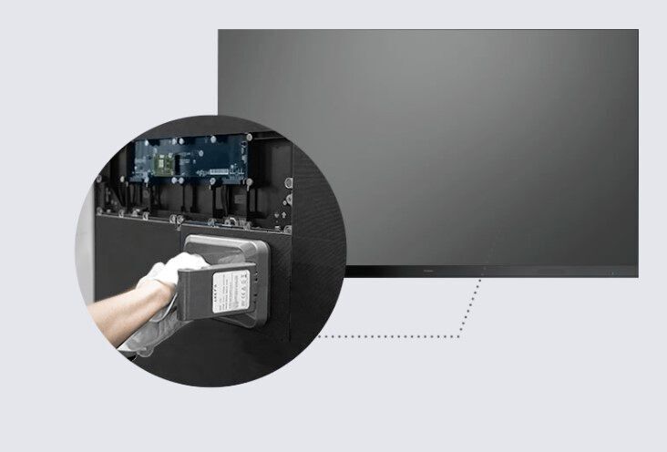 Die einzelnen LED-Module werden mit einem mitgelieferten elektrischen Vakuum-Saugwerkzeug montiert. Sie können bei laufendem Betrieb ausgetauscht werden. (Viewsonic)