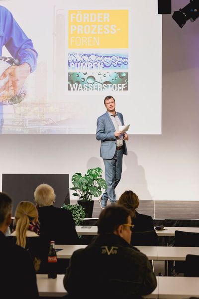 Auch der zweite Tag des Pumpenforums wird von Process-Chefredakteur Dr. Jörg Kempf eröffnet. (Bild: Stefan Bausewein)