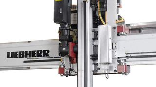 Der applikationsspezifisch entwickelte, servomotorisch angetriebene Parallelgreifer von Sommer-automatic passt sich durch sein Antriebssystem optimal der kontaktlosen Energieversorgung der x-Achse an. (Archiv: Vogel Business Media)