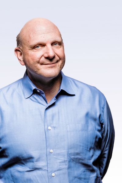 Steve Ballmer ist bereits seit dem Jahr 2000 Chief Executive Officer (CEO) des Microsoft-Konzerns. Dem Unternehmen gehört er seit 1980 an. Mit seiner Vision von „One Microsoft“ will er dem IT-Konzern neuen Schwung verleihen. Analysten, Partner und Kunden hatten in letzter Zeit häufig Kritik geübt, einige Entwicklungen, beispielsweise bei Windows 8 und Xbox, mussten revidiert werden, und auch die Zusammenarbeit mit dem amerikanischen Geheimdienst NSA lässt Microsoft in einem schlechten Licht dastehen. (Bild: Microsoft)