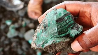 In diesem Stück Erz steckt das Element Kobalt. Doch der Abbau von Kobalt und auch Wolfram findet nicht immer menschenwürdig oder umweltschonend statt. Deshalb grübeln Forscher nach, wie man mit Blick auf Zerspanungswerkzeuge damit nachhaltiger umgehen kann. (Bild: Erzfreund)