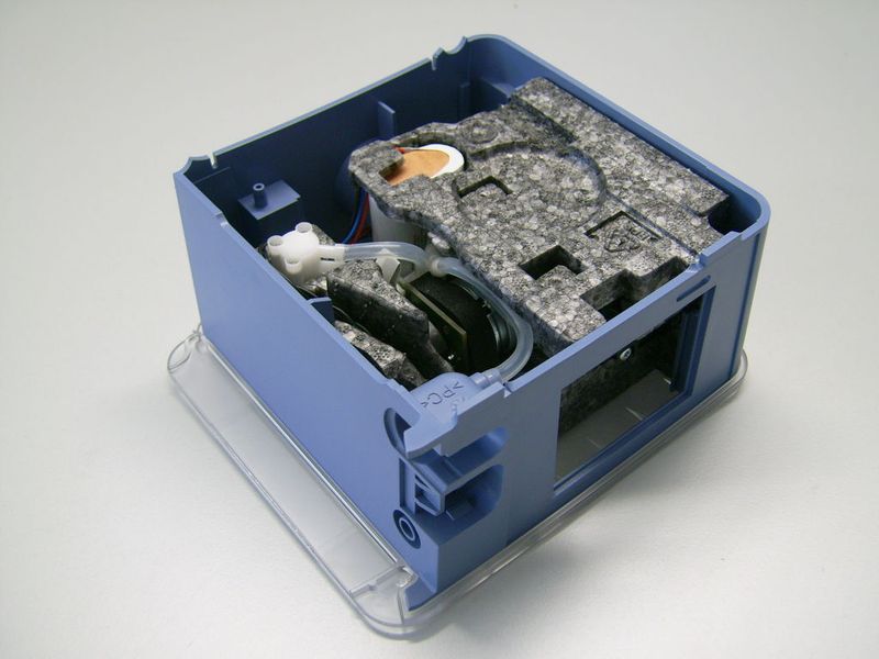 Im geöffneten Gehäuse aus Polycarbonat sieht man die u.a. die Pumpe und den Akku. Die elastischen und leichten Formteile halten alle Komponenten sicher in ihrer Lage – ohne jedes weitere Befestigungsmaterial. (Archiv: Vogel Business Media)