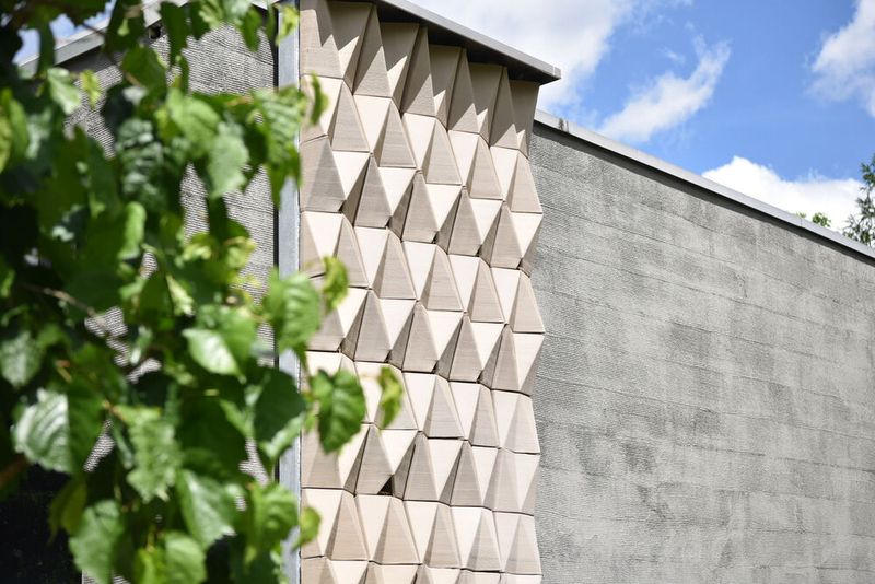 Ein interdisziplinäres Team der Technischen Universität München (TUM) entwickelte im 3D-Druckverfahren geometrisch einzigartige, klimasensitive Fassadenmodule aus keramischem Ton, die als Lebensräume für Vögel und Kleintiere dienen.  (Bild: Technische Universität München)
