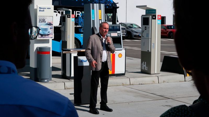 Prominenz aus der Landespolitik: Hubert Aiwanger (Freie Wähler), stellvertretender bayerischer Ministerpräsident und Staatsminister für Wirtschaft, Landesentwicklung und Energie, sprach zum Thema alternative Kraftstoffe und Antriebe… (Bild: Diehl – VCG)