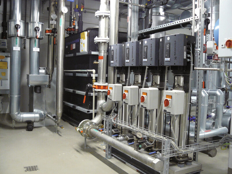 Abb.2: Blick auf das Kühlsystem (links), den 1000-l-Pufferbehälter (Mitte) und die Druckerhöhungsanlage (rechts) der Kühlwasserversorgung im Laborgebäude Chemie der Boehringer Ingelheim. (Bild: Boehringer)