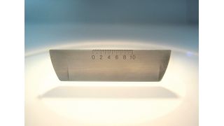 Bild 1 | Mustermarkierung: Anlassbeschriftung auf Metall ohne Materialab- oder -auftrag. (Bild: ACI Laser)