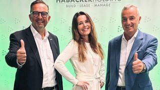 Gute Laune zum Richtfest verströmen (v.l.): Frank Bolz (GF Allgaier GmbH), Stephanie Habacker-Arndt (geschäftsführende Gesellschafterin Habacker Holding) und Günzburgs OB Gerhard Jauernig. (Bild: Habacker Holding)