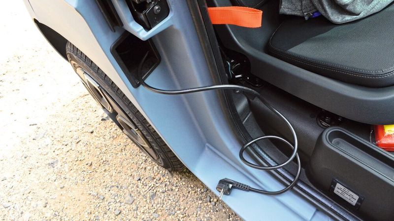 Das fest verbundene Kabel muss nach dem Laden wieder ins Staufach reingemodelt werden. (Rehberg / »kfz-betrieb«)