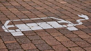 Besitzer rein elektrisch angetriebener Autos können ihre eingesparten CO2-Emissionen an die Mineralölkonzerne verkaufen. Doch die deckten sich mit Zertifikaten ein, die sich hinterher als gefälscht herausstellten. (Bild: frei lizenziert)