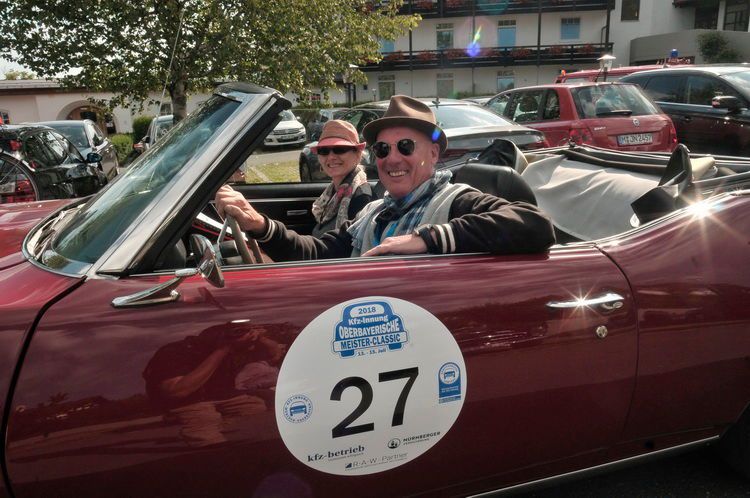 Strahlende Sonne, strahlende Gesichter: Sylke Dorbritz und Ulrich Gebauer in ihrem Pontiac GTO (Baujahr 1969). (Bild: Zietz)