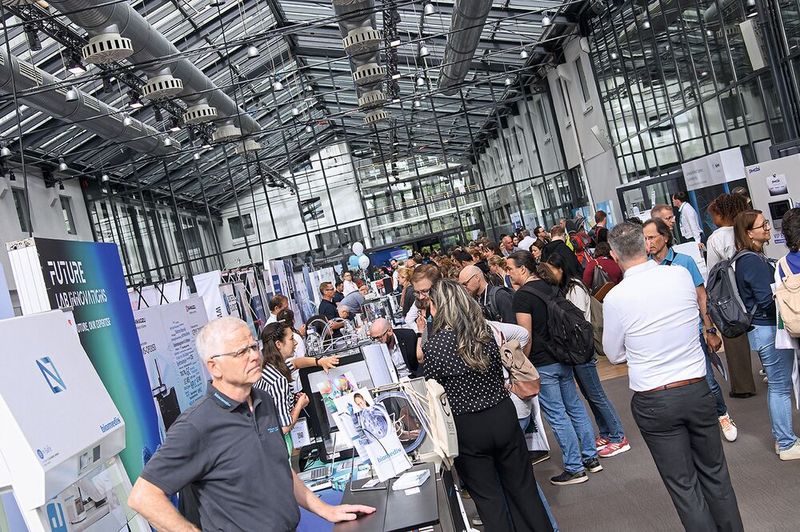 Die Eingangshalle im Estrel Berlin war schnell gefüllt.    Mehr Infos zu den kommenden LAB-SUPPLY-Messen finden Sie auf www.lab-supply.info (Bild: Stefan Stark)