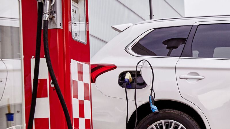 Plug-in-Hybride könnnen theoretisch viel fossile Energie einsparen. Ob sie auch entsprechend genutzt werden, wird ab 2021 die verpflichtende Verbrauchsüberwachung zeigen.(Bild:  Mitsubishi)