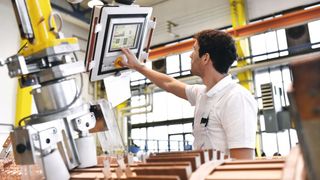 Statt hoher Einmalinvestitionen in Maschinen zahlen Kunden beim Pay-per-Use basierend auf der tatsächlichen Nutzung – sei es pro Betriebsstunde, produzierter Einheit oder monatlich. Diese Flexibilität bietet entscheidende Vorteile. (Bild: © industrieblick - stock.adobe.com)