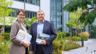 Mareike Lönneker, Umweltingenieurin bei Phoenix Contact und Andreas Kehl, Leiter des Projekts Nachhaltigkeit im Unternehmen, freuen sich über den Goldstatus, den man von Ecovadis zuerkannt bekam. (Bild: Phoenix Contact)