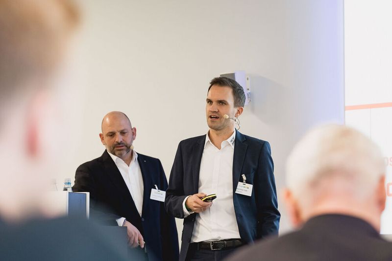 Vice Präsident Sales Karl-Heinz Meitinger (links) und Geschäftsführer Maximiliian Väth von WP Aro erklären die Vorteile einer neue Pumpentechnologie bei abrasiven und korrosiven Medien. (Bild: Stefan Bausewein)