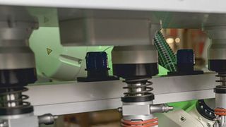 Die Carrier des Lexium MC12 können mit einem neuen Werkstückträger, der durch einen Formschluss am Track gehalten wird, nun Lasten bis 10 kg tragen. (Bild: Schneider Electric)