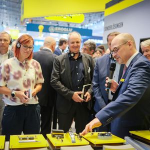 Der AMB-Eröffnungsrundgang macht Halt am Stand der Hartmetall-Werkzeugfabrik Paul Horn GmbH.(Bild:  Thomas Wagner / Messe Stuttgart)