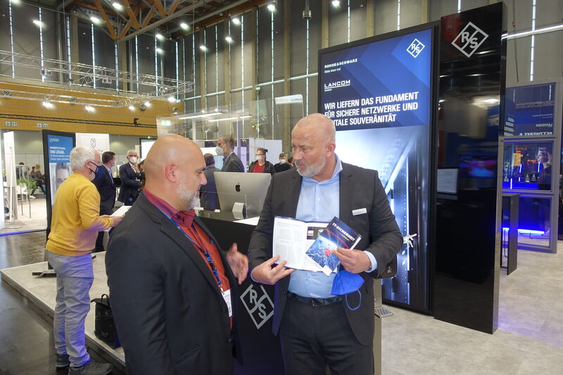 Daniel Heck (r.) fragt seinen Kollegen Carlos Canedo Lindow, Rohde & Schwarz, ob er das Advertorial noch nicht gelesen hat? (IT-BUSINESS)