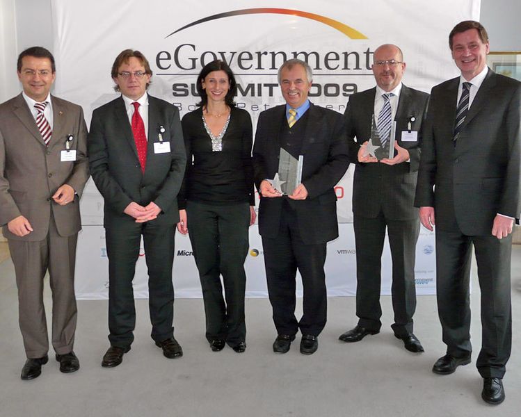Erwin Schwärzer vom BMI nahm den Preis stellvertretend für Dr. Hans Bernhard Beus entgegen und strahlte ebenso wie Prof. Dr. Manfred Mayer. (Archiv: Vogel Business Media)