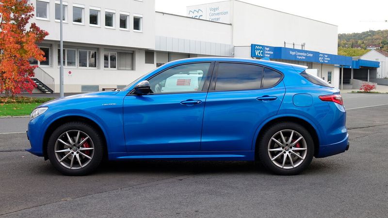 Die Karosserie des SUV wirkt wuchtig, hat aber durchaus geschmackvoll verteilte Karosseriefalten. Zudem steht der Stelvio mit seinen knappen Karosserieüberhängen schön auf der Straße (Bild: Schreiner – »kfz-betrieb«)