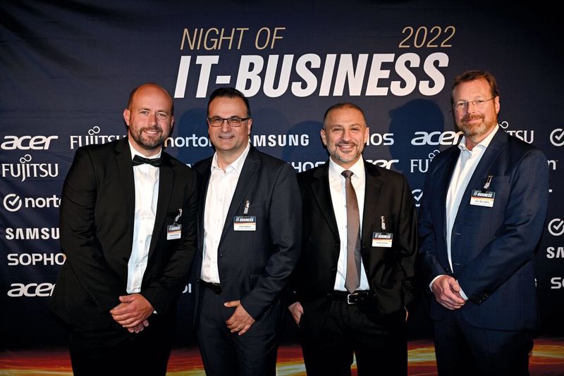 Mit Displays kennen sich diese Jungs aus: Sascha Morbitzer (bluechip), Erkan Serkerci (iiyama), Ecevit Güneser (TAROX) und Jean-Marc Behle (behle & partner) (Bild: Hannes Magerstädt)