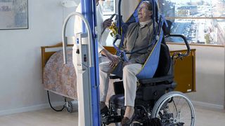 Jetzt ganz einfach: Mobiler Patientenlifter für Lasten bis 260 kg. Bilder: Zeitlauf (Archiv: Vogel Business Media)