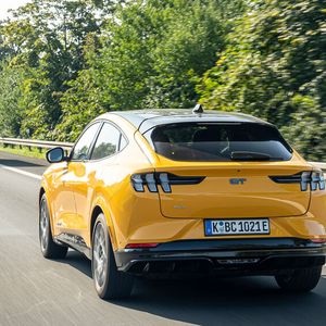 In Großbritannien zahlt die Kundschaft eine monatliche Gebühr von umgerechnet 21 Euro, um nach Level 2 autonom fahren zu können.(Bild:  Autoren-Union Mobilität/Ford)