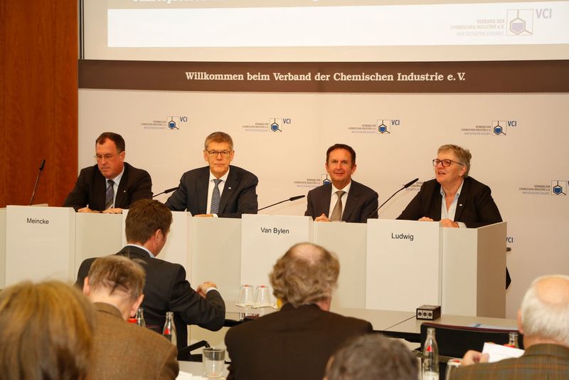 Plädoyer für Zusammenarbeit: Der VCI-Präsident betont, dass nur ein wirtschaftlich starkes und politisch geeintes Europa von den USA und China als Partner auf Augenhöhe akzeptiert würde. Einzelne europäische Nationalstaaten hätten keine Chance, auf der Weltbühne Gehör zu finden. (VCI/Andreas Döring)