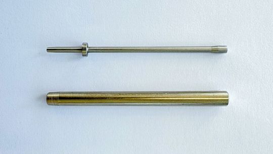 Nadel-Fertigung aus dem Vollen: unten das Roh-, oben das Fertigteil.(Bild:  Tschudin)