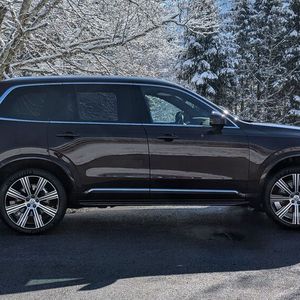 Mit 4,95 Metern bietet Volvos Verbrenner-Flaggschiff sowohl den Insassen als auch deren Gepäck jede Menge Platz.(Bild:  Mauritz – VCG)