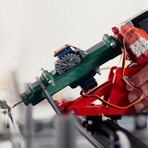 Ein innovatives mechatronisches System in Kombination mit Komponenten aus dem 3D-Druck steuert die Nadel des CroMat milimetergenau an die richtige Stelle.(Bild:  Patrick Pollmeier/HSBI)