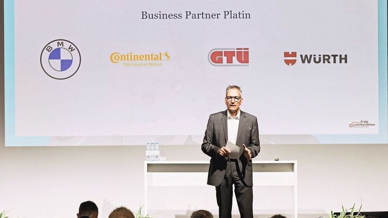 »kfz-betrieb«-Chefredakteur Wolfgang Michel führte durch die Veranstaltung, die in diesem Jahr tatkräftig von BMW, Continental, der GTÜ sowie erstmals Würth unterstützt wurde. (Bild: Stefan Bausewein)