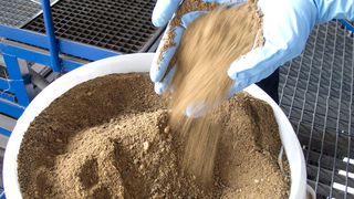 Phosphor ist ein weltweit knapper Rohstoff, der etwa für Düngemittel benötigt wird. Tiermehl enthält Phosphor. Mit einem neuen Verfahren lässt sich die Ressource deutlich effizienter nutzen. (Bild: Fraunhofer IFF)