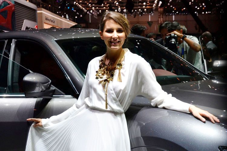 Ob diese Dame mit dem neuen Maserati Levante direkt von ihrer Hochzeit auf die Messe gedonnert ist, wollte sie uns nicht verraten. (Mauritz)