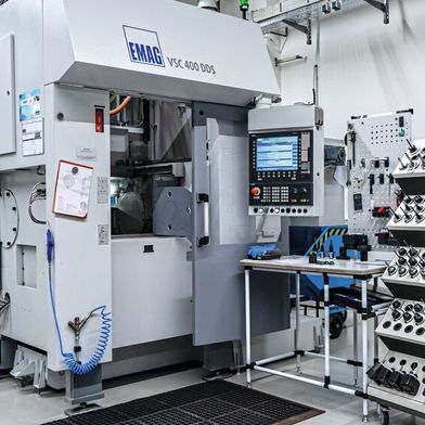The VSC 400 DDS retrofit machine from EMAG at EWS Weigele with tool shuttle for external tool preparation - the basis for reliable hard machining of gears. (Image:Emag Systems)