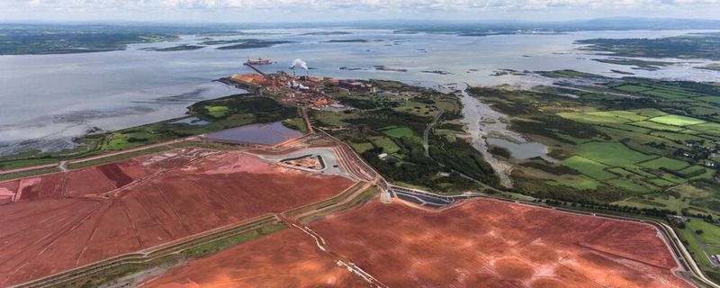 In großen Deponien wie hier bei Aughinish Aluminiumhütte in Irland wird derzeit der ätzende und giftige Rotschlamm, der bei der Aluminiumproduktion entsteht, entsorgt. Ein Team des Max-Planck-Instituts für Eisenforschung hat einen wirtschaftlichen Prozess entwickelt, um daraus klimaneutral Eisen für die Stahlindustrie zu gewinnen.(Bild:  Gabriel Cassan - stock.adobe.com)