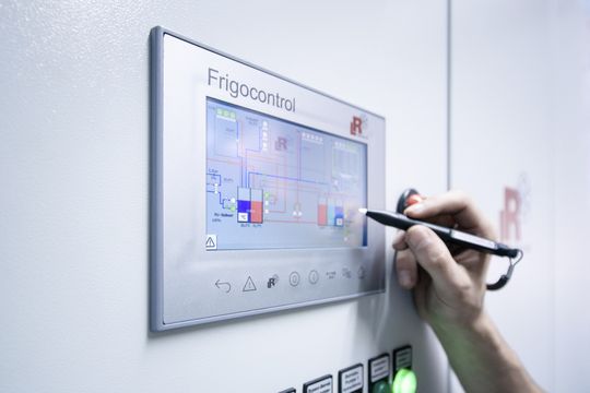 Komfortabel und transparent: Die Bedienung der Kälteanlage über das Touch Panel. (Bild:  L&R Kältetechnik)