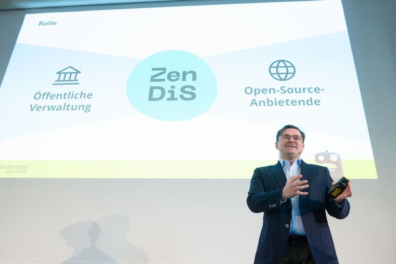 Alexander Smolianitski, Head of Open Source Products bei der Produktentwicklung ZenDiS, stellte die Roadmap zu openDesk vor. (©univention)