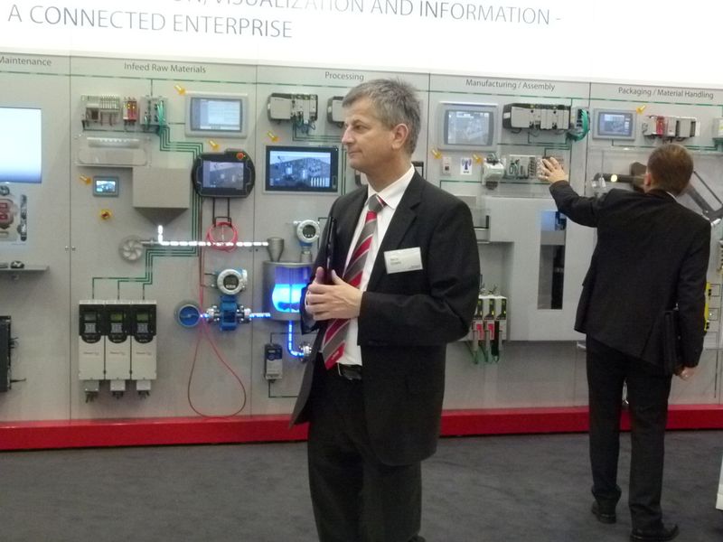 Zum 25. Messe-Jubiläum strömten 56.787 Besucher durch die 14 Hallen, in denen insgesamt 1.602 Aussteller ihre Produkte und Lösungen der Automatisierungsbranche präsentierten. Im Kongresszentrum der SPS IPC Drives fanden zudem verschiedene Veranstaltungen statt. Dieses Angebot nahmen 253 Teilnehmer wahr.  (Bild: VBM)