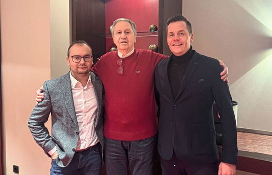 Zum neuen Präsidenten (rechts im Bild) wurde Dr. Johannes Lottermann, CBDO bei Rembe Safety+Control, gewählt. Aleksandar Agatonovic, CEO der Rico Sicherheitstechnik, (links im Bild) fungiert als Vizepräsident. In der Mitte steht der ehemalige Präsident Richard Siwek, der nun zum Ehrenpräsidenten von IND EX ernannt wurde.(Bild:  IND Ex)