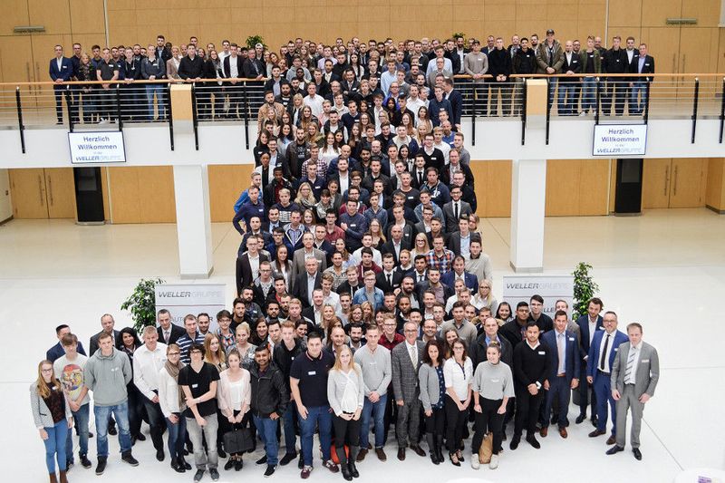 Die Führungsspitze der Wellergruppe begrüßt 300 neue Mitarbeiter. (Wellergruppe)
