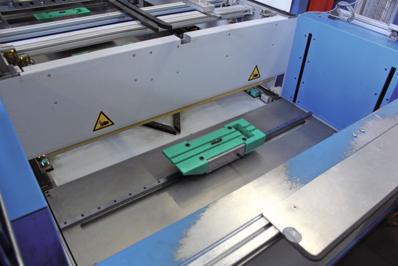 Der Werkstückträger mit spezifischen Aufnahmen für vorkonfektionierte Flexschläuche und Montageteile kommt in der unteren WTS-Förderstrecke an und fährt in den Lift ein. (Bild: Stein)