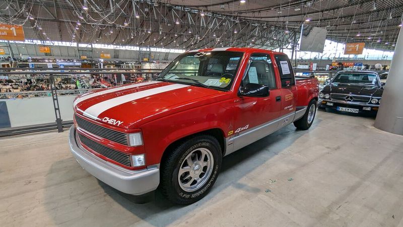 Für ganze fünf Tausender weniger gab's gleich nebenan diesen viersitzigen Pick-up vom Typ Chevrolet Silverado mit 300 PS. Da wäre die Entscheidung leicht gefallen, oder? (Bild: Dominsky – VCG)