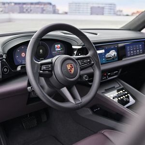 In dem edel mit vielen Taycan- und Cayenne-Elementen gestaltetem Innenraum fühlen sich porscheaffine Menschen gleich zu Hause.(Bild:  Porsche AG)