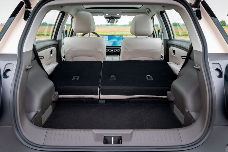 Wird die Rückbanklehne umgeklappt, lassen sich sogar wie in einem großen Kombi bis zu 1.600 Liter einladen  (Bild: GAC)