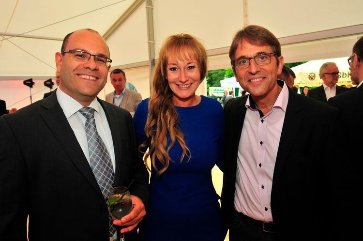 Freundliche Begrüßung: Der ehemailige BFC’ler Ruben Schäfer (Geschäftsführer Innung Baden-Baden), Sylvia Gerl (BFC) und Konrad Weßner (Puls). (Zietz/»kfz-betrieb«)