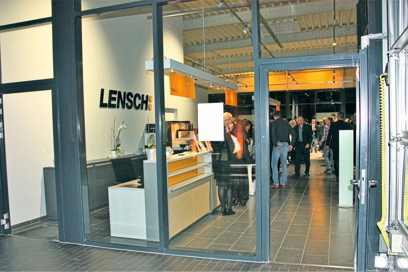 Auch zwischen den Betriebsteilen im Gebäudeinneren sind teilweise Glaswände verbaut. (Bild: Lensch-Gruppe)