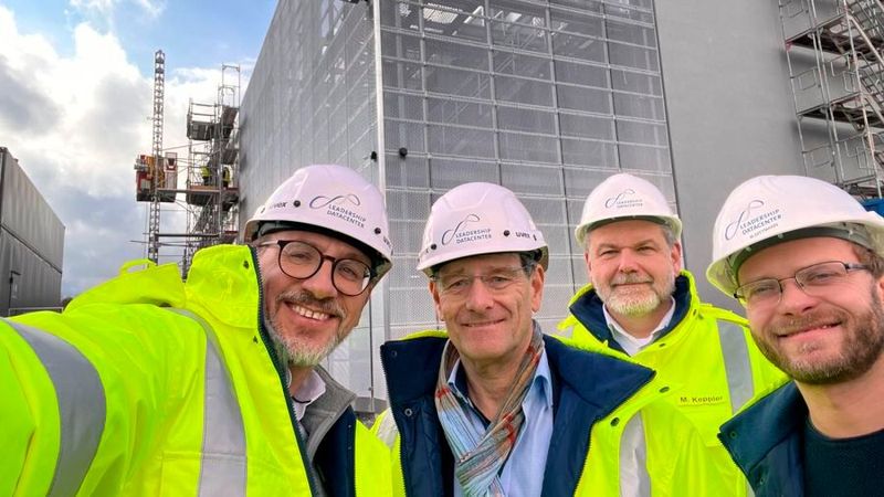 Im Hintergrund wird fleißig gebaut: Das Team von Leadership Datacenter kann bereits in den ersten zweieinhalb Geschäftsjahre bedeutende Projekte vorweisen.(Bild:  Leadership Datacenter GmbH)