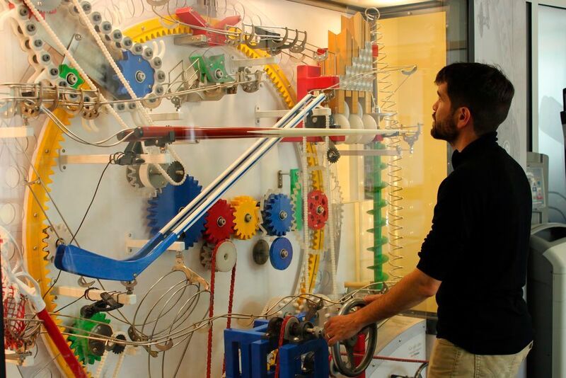 Ein Google-Mitarbeiter vor einer Installation im Hauptsitz in Mountain View. (Google)