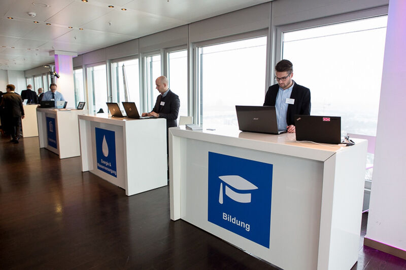 Thementische zeigten Beispiele aus den verschiedenen komunalen Zuständigkeitsbereichen (Foto: Microsoft Deutschland GmbH)